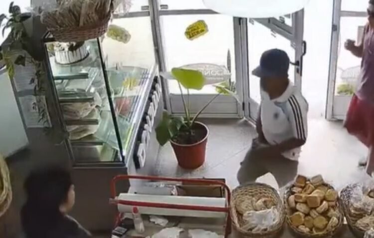 🌎 MUNDO | Panadera se defiende de asaltante y frustra robo en Argentina