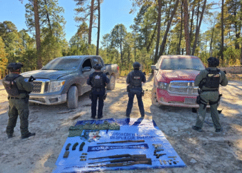 Asegura Policía del Estado arsenal y vehículos con reporte de robo en Guachochi