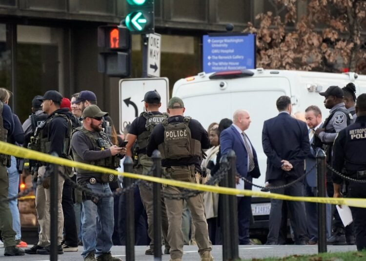 Mueren dos elementos de la Guardia Nacional en tiroteo cerca de la Casa Blanca