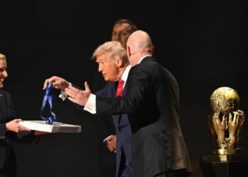 Trump recibe el primer Premio FIFA de la Paz durante el sorteo del Mundial 2026