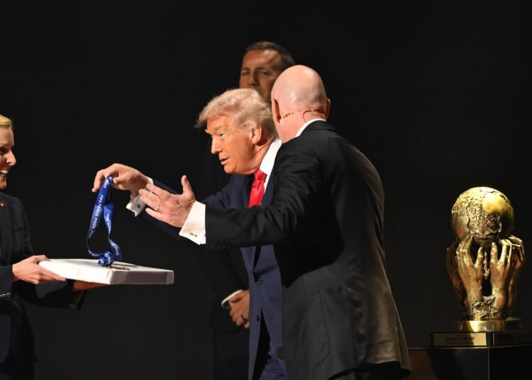 Trump recibe el primer Premio FIFA de la Paz durante el sorteo del Mundial 2026