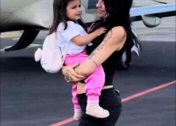 Cazzu comparte momentos de su gira junto a su hija Inti y destaca su papel como madre
