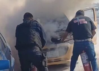 🔥 Taxi se Incendia en Periférico de Gómez Palacio; Rápida Reacción Evita Tragedia
