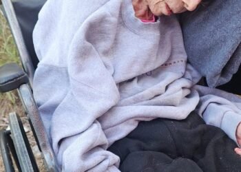 Abuelita es abandonada en carretera rumbo a Playa Bagdad; autoridades investigan