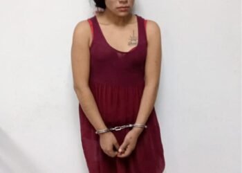Karen de 26 años completamente llena de r@bia y celos, destruye parabrisas de 2 vehículo de un hombre llamado David, esto en pleno sector Centro de #Torreón 😳💥