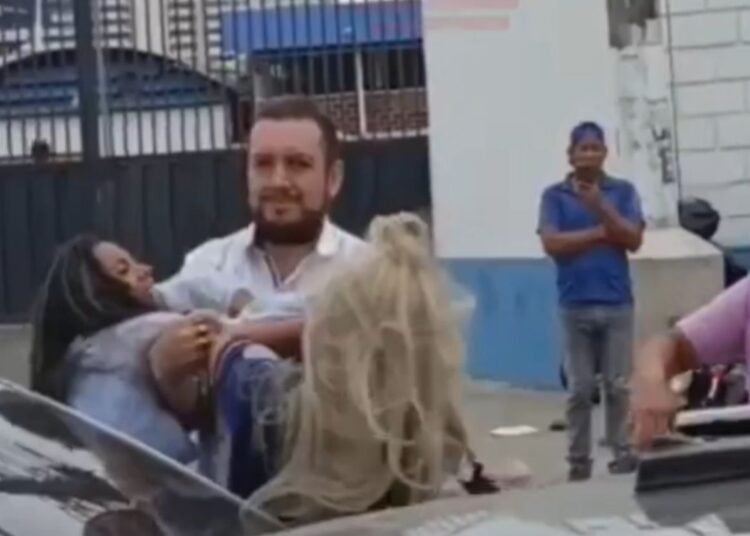 “QUE SE SEPARE Y SE LARGUE”💥 Escándalo en plena avenida: mujer embarazada enfrenta a la amante de su esposo 💥