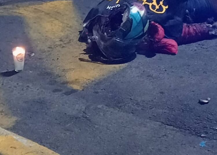 Conductor atropella y arrastra a motociclista hasta causarle la muerte en la CDMX
