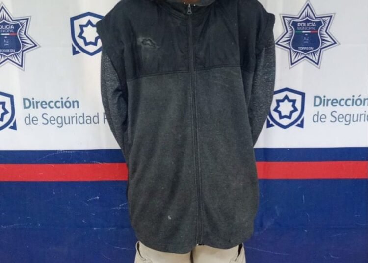 Policía de Torreón detiene a sujeto por daños a vehículo y amenazas en la zona centro