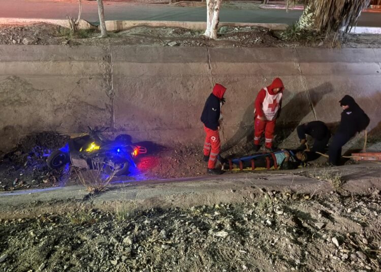 Joven motociclista cae a canal de riego en San Pedro; es rescatado de madrugada