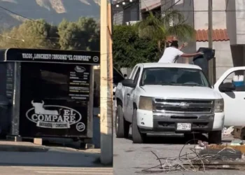 MULTAN Y OBLIGAN A LIMPIAR A HOMBRE QUE TIRÓ BASURA EN LA VÍA PÚBLICA EN TORREÓN