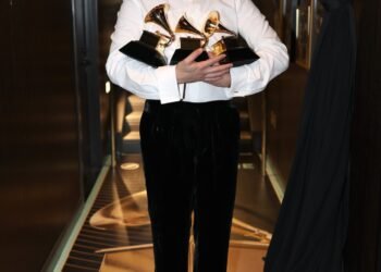 Bad Bunny en los Grammy 2026: “¡Fuera ICE!” domina su discurso y enciende la gala