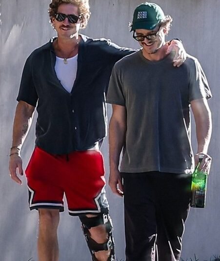 Pedro Pascal reaparece en Los Ángeles junto al exfutbolista Rafael Olarra y desata especulaciones.