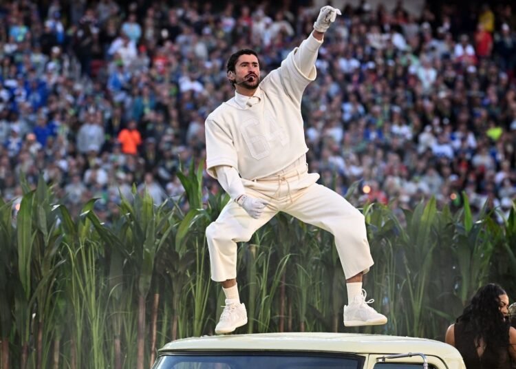 Republicanos exigen sanciones y pena de cárcel para Bad Bunny tras su show del Super Bowl.