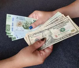 México recibe 61,791 millones de dólares en remesas, pero estas caen por tercer año consecutivo.