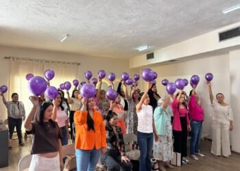 Mujeres se reúnen en conferencia de Latidos de Corazón para reflexionar sobre resiliencia y empoderamiento.